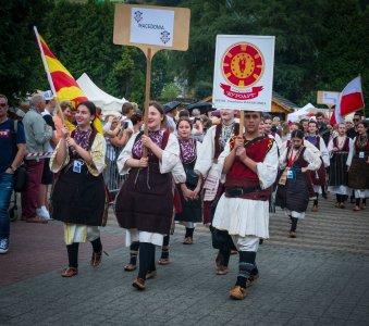 Barwny korowód z okazji TKB przeszedł przez Wisłę